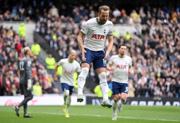 LONDON, ENGLAND - MARCH 11: Harry Kane of Tottenham Hotspur celebrates after scoring the team's second goal from the penalty spot during the Premier League match between Tottenham Hotspur and Nottingham Forest at Tottenham Hotspur Stadium on March 11, 2023 in London, England. (Photo by Justin Setterfield/Getty Images)