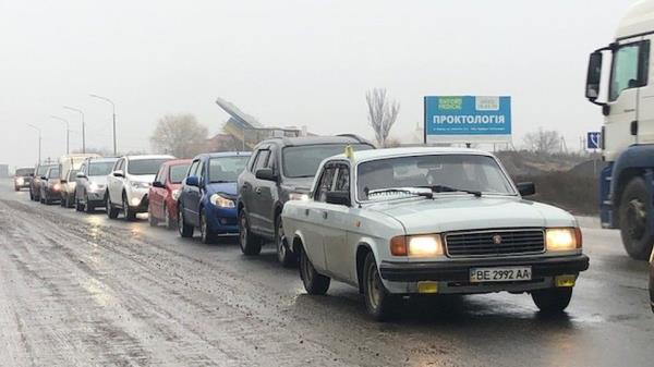 Cars evacuating Kherson on Christmas morning