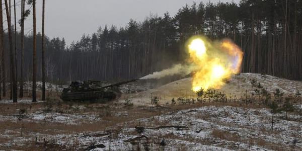 TOPSHOT - A Ukrainian tank fires at Russian positions near Krymina, Lugansk region, on January 12, 2023, amid the Russian invasion of Ukraine. 